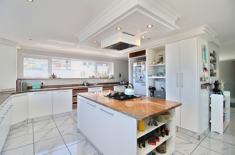 8 Bedroom Property for Sale in Mountainside Western Cape